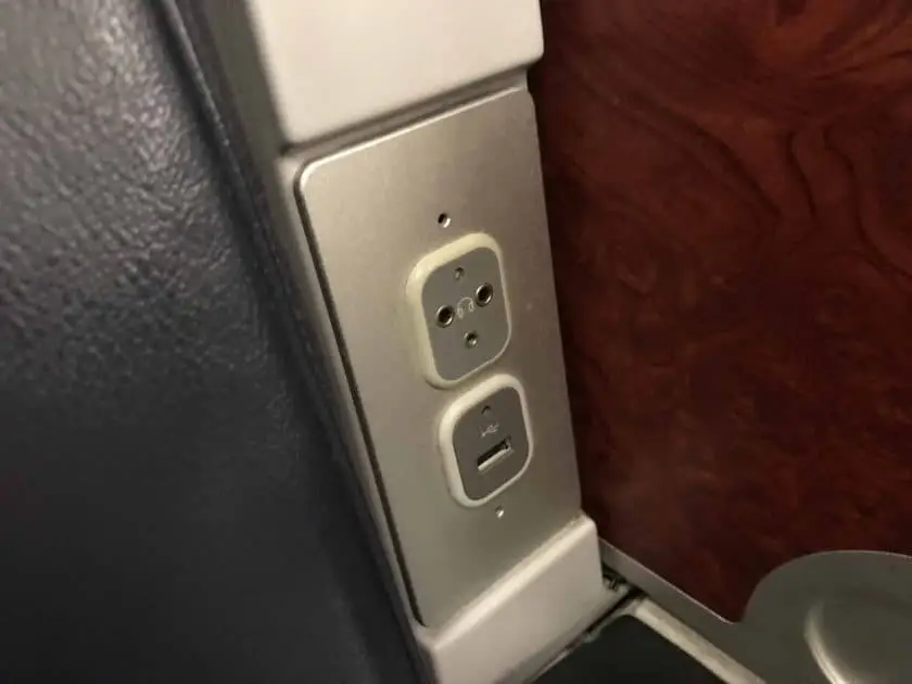 Bewertung EgyptAir Business Class A330 BKK CAI Sitz Kopfhoerer und USB