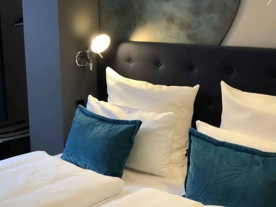 Motel One Nuernberg Plaerrer Zimmer Bett Kopfkissen