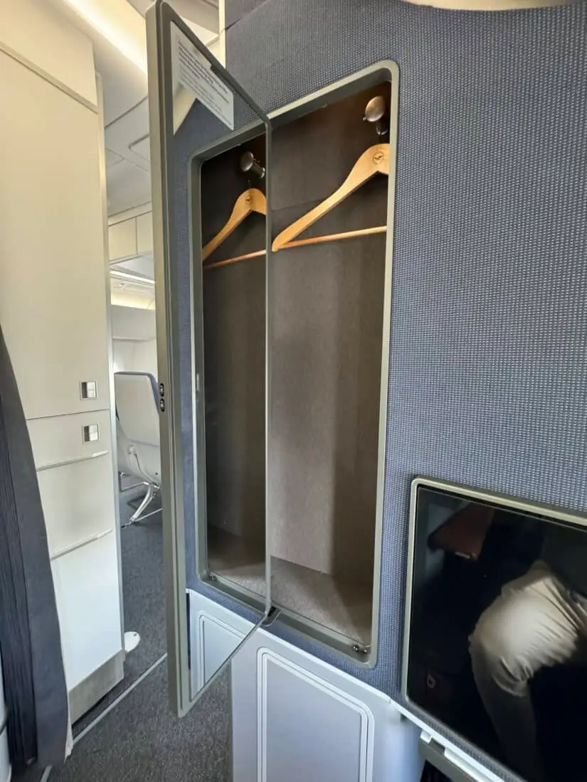 Lufthansa Allegris Business Suite Fenster Gardarobe