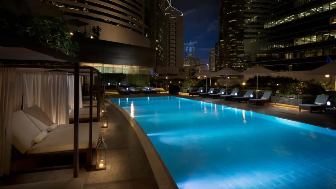 Conrad Hongkong Pool Nacht