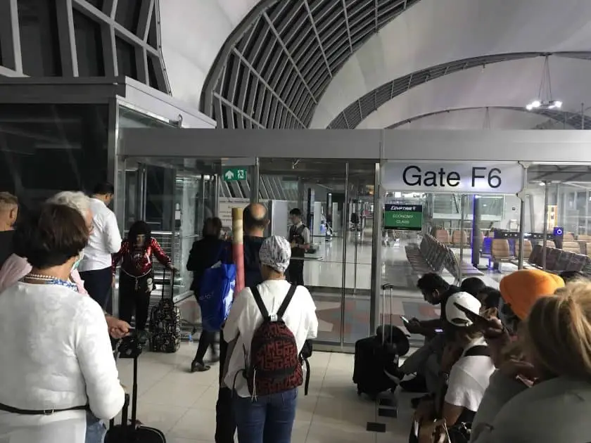 Bewertung EgyptAir Business Class A330 BKK CAI Boarding Gate F 6 4