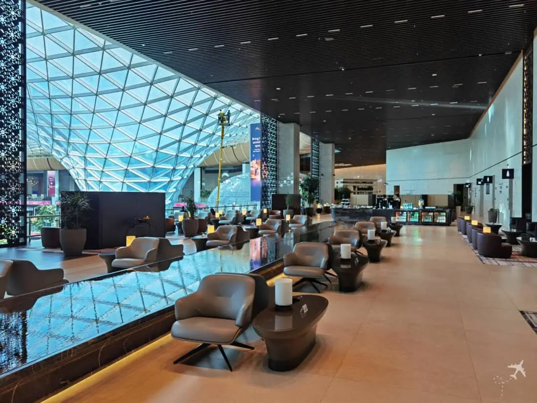 QR Al Mourjan Lounge DOH Garden Sitze am Wasser