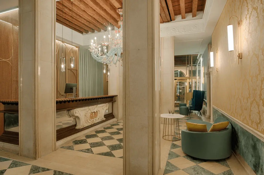 nh venezia santa lucia lobby
