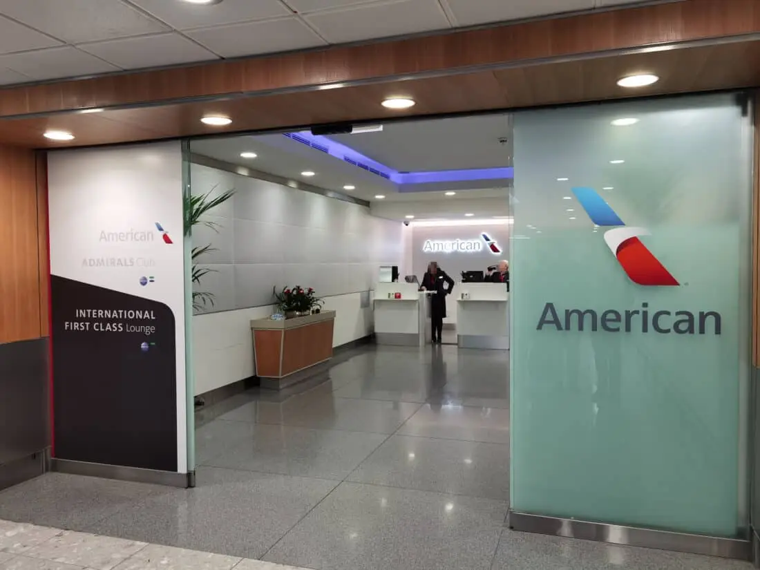 AA Lounge LHR Eingang